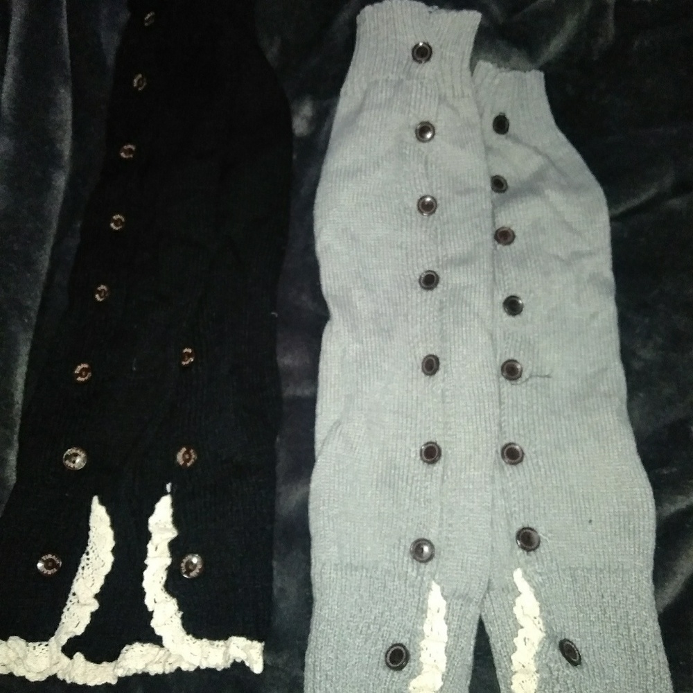A 2-pack of leg warmers black and gray